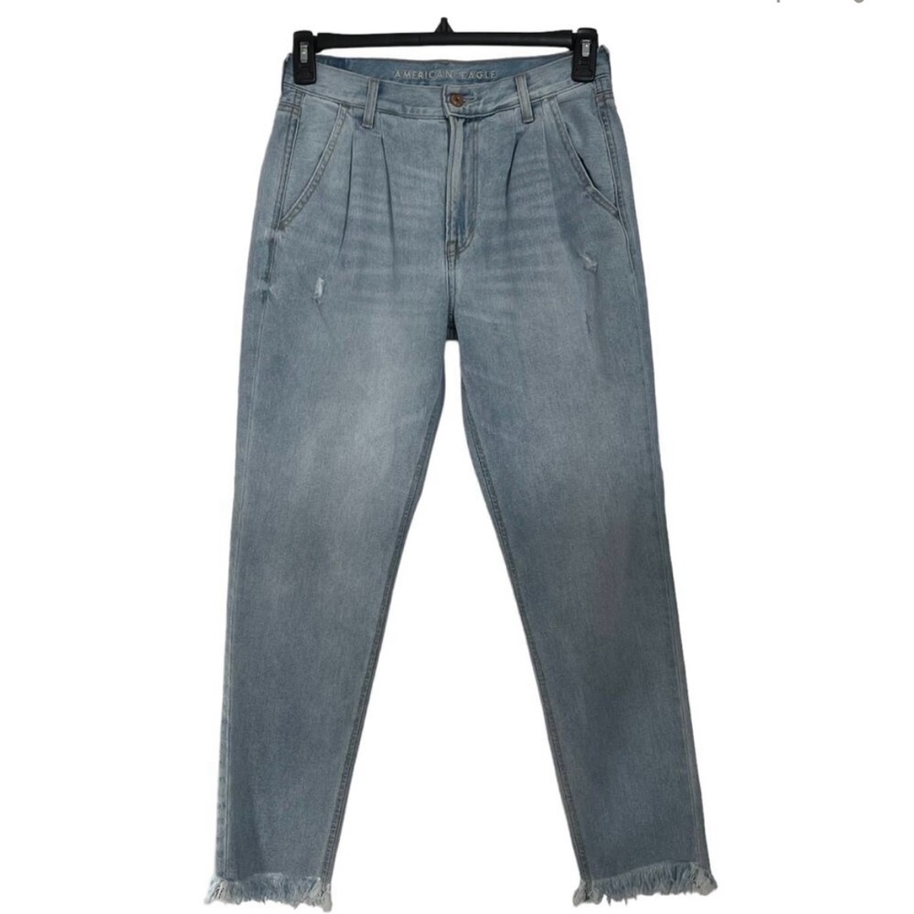 American Eagle SZ 6 LONG Mom Jeans Pleated Light Wash Pockets Distressed Frayed